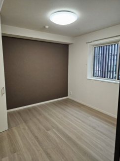 落ち着いた色のお部屋です