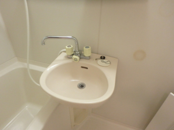 ゆったりとスペースのある洗面所