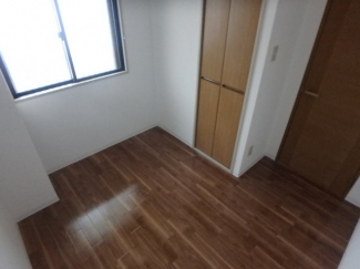 落ち着いた色調の寝室です