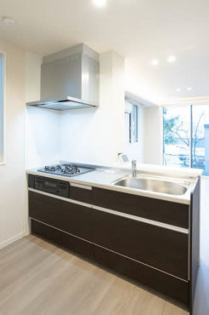 対面式のシステムキッチン。3口ガスコンロです