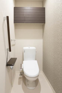 収納の有るトイレ。もちろん温水洗浄便座付きです