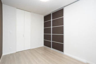 引戸を2枚とも開けるとリビングと繋がります