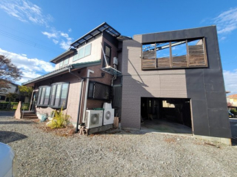 屋根付き駐車場と砂利の駐車場を含めると10台ほど停められそうです！！