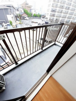 暖かな日差しのふりそそぐバルコニー