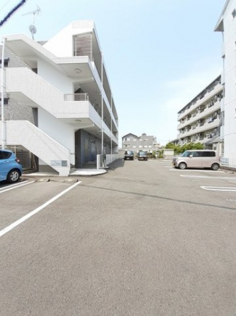 駐車場があるので、車を買う予定の方も安心です