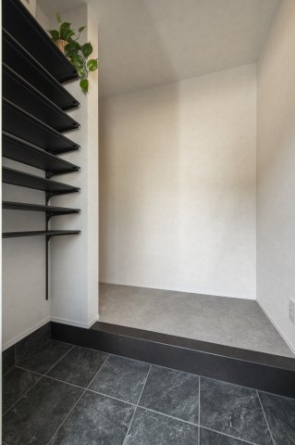 2F用玄関。階段下に大容量収納有。