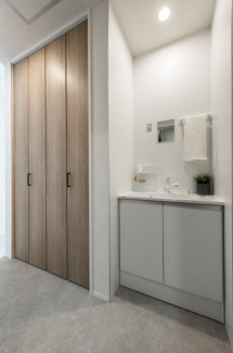 廊下に独立洗面化粧台。クローゼットもあり便利です。