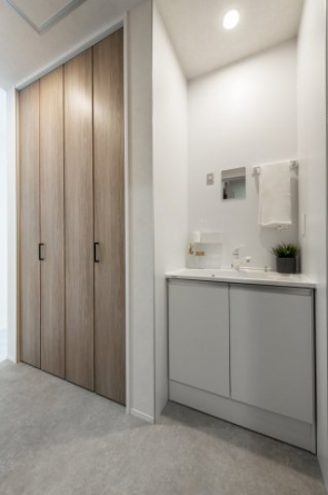 廊下に独立洗面化粧台。クローゼットもあり便利です。