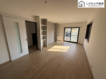 採光良好なリビングは、ご家族の憩いの空間。居心地の良い快適な安らぎの場所にもなりそうです。
