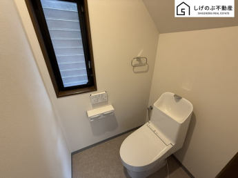 換気にも配慮した窓付きのトイレスペースとなっています。