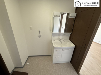 明るく清潔感溢れるサニタリースペース。毎日使う場所だからこそ、快適な空間となっております。