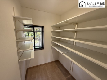 キッチン横にはパントリーがございます。