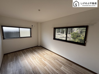 採光良好な明るい室内。木の温もりがやさしいフローリングは安らぎをもたらすプライベート空間。