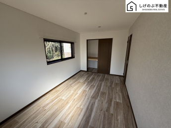 採光良好な明るい室内。木の温もりがやさしいフローリングは安らぎをもたらすプライベート空間。