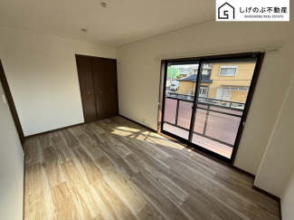 採光良好な明るい室内。木の温もりがやさしいフローリングは安らぎをもたらすプライベート空間。