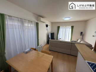 採光良好なリビングは、ご家族の憩いの空間。居心地の良い快適な安らぎの場所にもなりそうです。