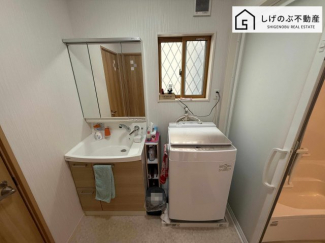 大きな三面鏡付きの洗面台で毎日の身だしなみもばっちりですね。