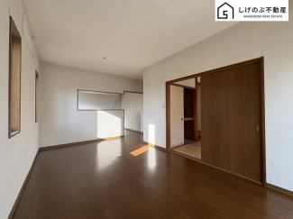 採光良好なリビングは、ご家族の憩いの空間。居心地の良い快適な安らぎの場所にもなりそうです。