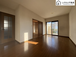 採光良好なリビングは、ご家族の憩いの空間。居心地の良い快適な安らぎの場所にもなりそうです。