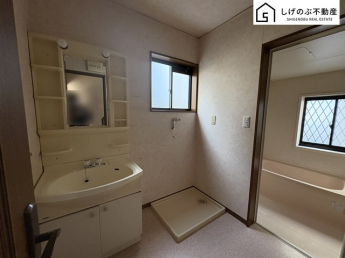 明るく清潔感溢れるサニタリースペース。毎日使う場所だからこそ、快適な空間となっております。