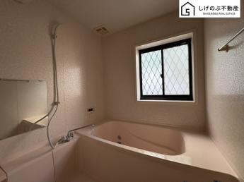 窓付きのバスルームは、明るく換気環境も良好。日中の入浴も気持ちよくお使い頂けそうです。