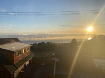 朝には湖面から昇る朝日がゆっくりと部屋を照らし、夜には満月が「月の道」を琵琶湖に描き出す