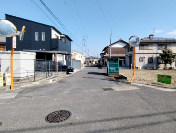 【前面道路含む現地写真】