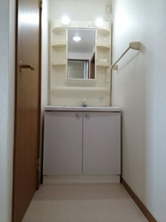 明るい洗面所です