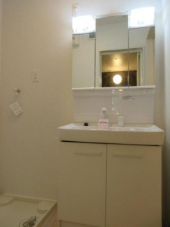 ゆったりとスペースのある洗面所