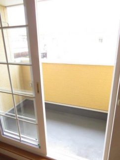 暖かな日差しのふりそそぐバルコニー