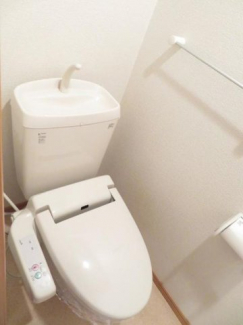 落ち着いた色調のトイレです