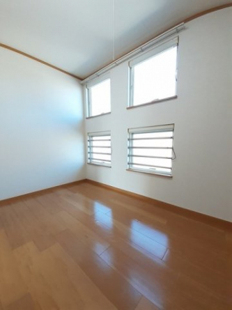 明るい色調の室内です