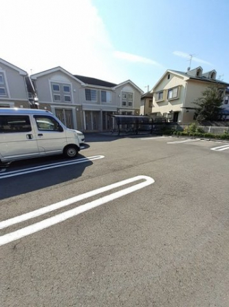 車をお持ちの方に嬉しい駐車場付きの物件です