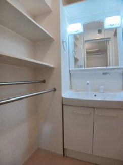 ゆったりとスペースのある洗面所