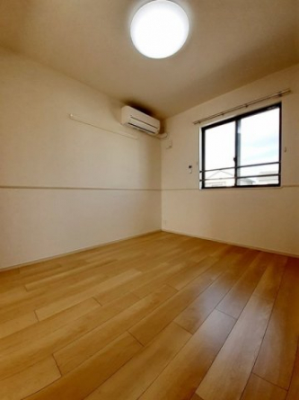 明るい色調の室内です