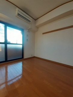 明るい色調の室内です