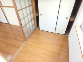 落ち着いた色調の洋室です