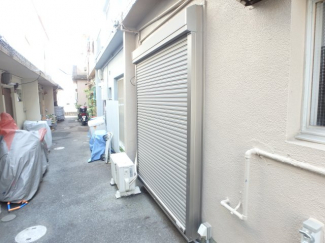 雨戸シャッター付き