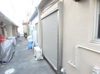 雨戸シャッター付き