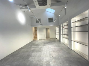 吹き抜けもあり開放的な店内です