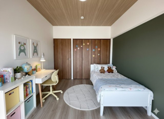 6帖の洋室は、お子さまの成長に寄り添う理想の子ども部屋。
勉強机やベッドをゆったり配置でき、明るく快適な空間でのびのび過ごせます。