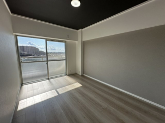 最上階ならではの開放的な眺望が楽しめる洋室。南向きの大きな窓から光が差し込み、心地よい朝を迎えられます。