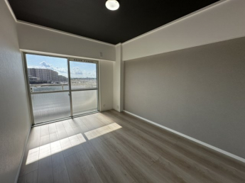 最上階ならではの開放的な眺望が楽しめる洋室。南向きの大きな窓から光が差し込み、心地よい朝を迎えられます。