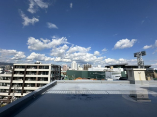 甲子園徒歩圏内の静かな住宅街に位置するルネ甲子園。
最上階ならではの抜けるような眺望と、明るく開放的な住空間が広がるお家です。