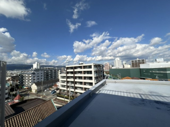 最上階7階、南向きならではの明るさと開放的な眺望が魅力の住まいです。周辺施設も充実し、日々の暮らしが快適に。心地よい景色と利便性を兼ね備えた住環境です。