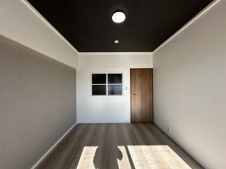 室内に新たに窓を設置し、光が心地よく広がる明るい空間へと生まれ変わりました。日中は照明いらずで、開放感のある快適な暮らしを実現。リフォーム済で、暮らしやすさと心地よさを両立した住まいです。