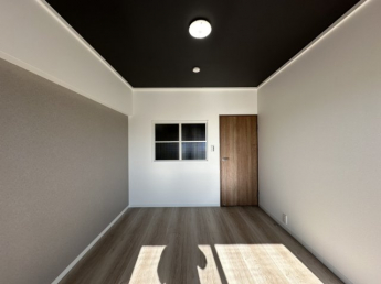 室内に新たに窓を設置し、光が心地よく広がる明るい空間へと生まれ変わりました。日中は照明いらずで、開放感のある快適な暮らしを実現。リフォーム済で、暮らしやすさと心地よさを両立した住まいです。