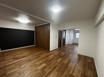 14帖のLDKは家族がゆったり過ごせる心地よい空間。暮らしやすい住環境が整った魅力的な住まいです。