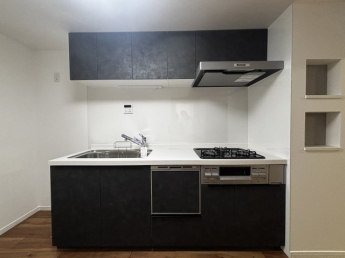 重厚感のあるブラックキッチンが空間を引き締めるデザイン。広いワークトップと豊富な収納で、調理も快適に楽しめます。