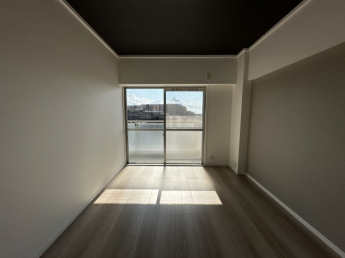 南向きの最上階で、心地よい光と眺望を楽しめる住戸。洋室6帖は家具配置がしやすく、多様な用途に対応。甲子園徒歩圏内の恵まれたロケーションも大きな魅力です。